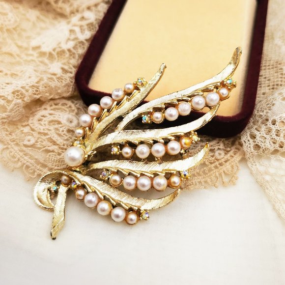 Vintage leaf brooch, Gold tone pin with pearls and AB crystals, Wedding floral - Picture 1 of 8